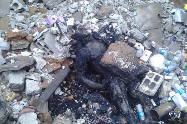 Τζιχαντιστές στοιβάζουν σε ομαδικούς τάφους και καίνε νεκρούς (φωτογραφίες)