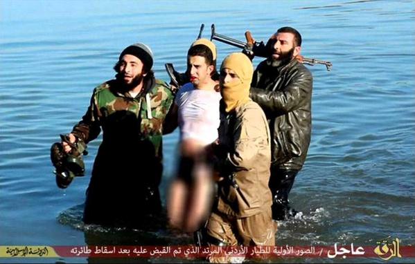 Το Ισλαμικό Κράτος έπιασε όμηρο πιλότο μαχητικού (φωτογραφίες)