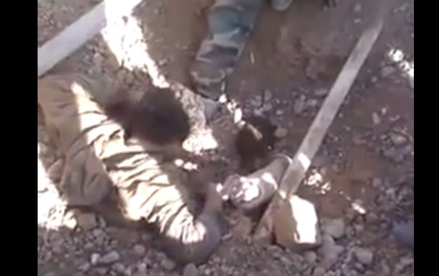 Τζιχαντιστές θάφτηκαν ζωντανοί από βόμβες των ΗΠΑ (βίντεο)