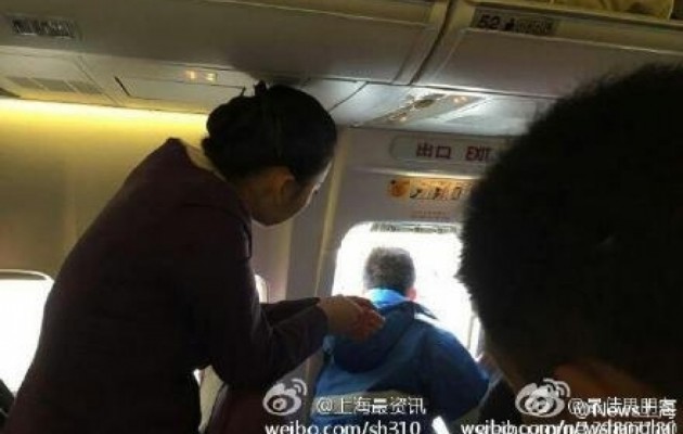 Κινέζος άνοιξε την έξοδο κινδύνου του αεροπλάνου για να πάρει αέρα!