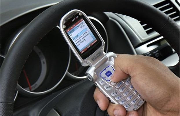 Η χρήση κινητού αιτία για το ένα στα τέσσερα τροχαία ατυχήματα