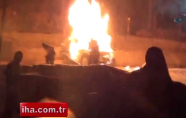 Οδομαχίες – Κούρδοι καίνε αστυνομικό όχημα στην Τουρκία (βίντεο)