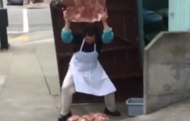 Είναι και αυτός ένας – σιχαμένος – τρόπος να ξεπαγώνουν το κρέας… (βίντεο)