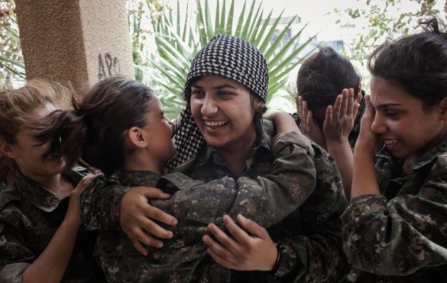 Στα όπλα γυναίκες των Γιαζίντι: “Θα πάρουμε εκδίκηση από το Ισλαμικό Κράτος!”