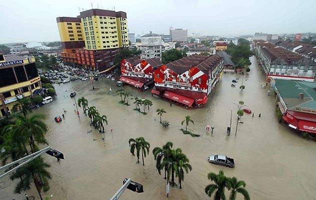 Μαλαισία: Τουλάχιστον 100.000 άνθρωποι εγκαταλείπουν τα σπίτια τους λόγω πλημμυρών