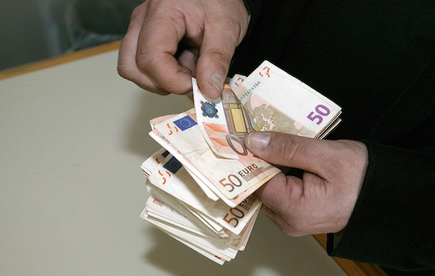 Προς αύξηση του ποσοστού για κατάσχεση μισθών και συντάξεων