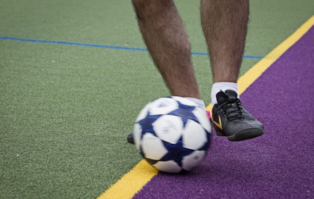 Σάλος με νεαρό ποδοσφαιριστή που “ιδρώνει” σε ανδρικά κρεβάτια