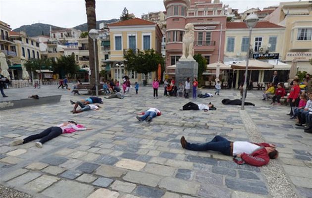 “Βουβή” διαμαρτυρία: Παριστάνουν τους “νεκρούς” στην πλατεία