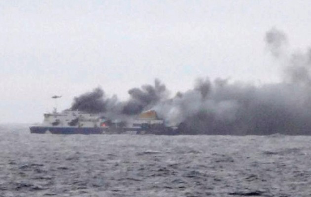 Επιβάτης Norman Atlantic: Το πλοίο έχει πάρει κλίση και καίγεται!