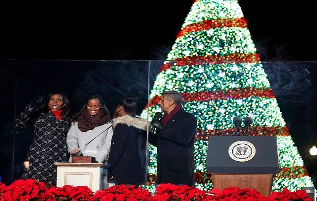 Ο Ομπάμα άναψε το Χριστουγεννιάτικο δέντρο (φωτό)