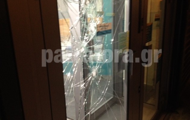 Επίθεση αντιεξουσιαστών με μολότοφ σε τράπεζα στην Πάτρα