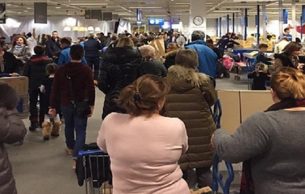 Πανικός στα καταστήματα στη Ρωσία λόγω της πτώσης που σημείωσε το ρούβλι (φωτό)