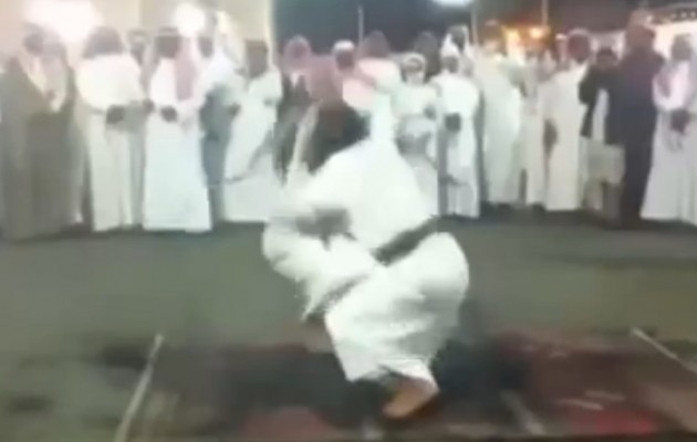 Σαουδάραβες χορεύουν με καρυοφύλλια κι αυτά βαράνε στο ψαχνό! (βίντεο)