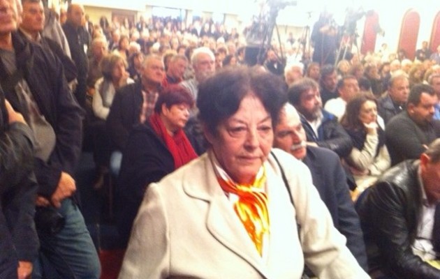 Ποια είναι η γυναίκα που φώναξε για τους “κλέφτες” μπροστά στον Τσίπρα