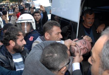 Τουρκία: Αμόκ βίας από αστυνομικούς σε διαδήλωση – μνημόσυνο στα Άδανα