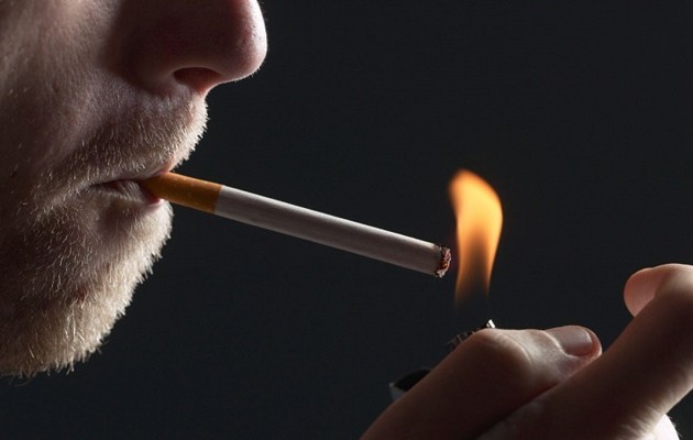 Οι άνδρες που καπνίζουν παθαίνουν συχνότερα καρκίνο από τις γυναίκες
