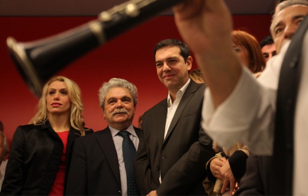 Ποια είναι η εντυπωσιακή ξανθιά που είπε τα κάλαντα στον Τσίπρα