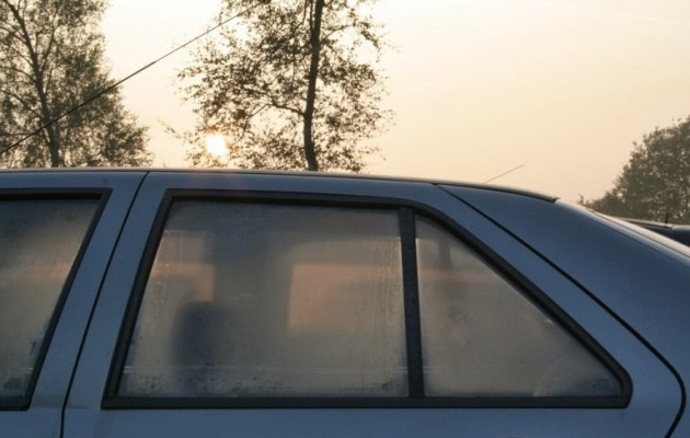 Πώς να μη θολώνουν τα τζάμια του αυτοκινήτου σας (βίντεο)