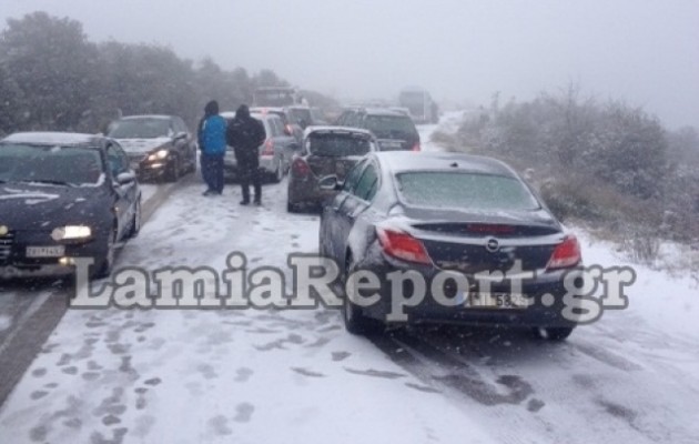 Εγκλωβίστηκαν οδηγοί από το χιόνι στη Φθιώτιδα (φωτογραφίες)