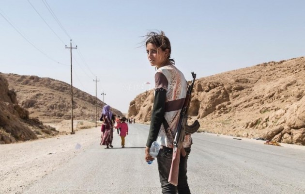 Με ένα καλάσνικοφ και ένα μπουκάλι νερό τραβά στο μέτωπο