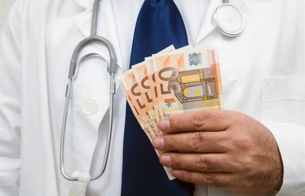 Εξαρθρώθηκε σπείρα γυναικολόγων που ζητούσε φακελάκι από  ασθενή