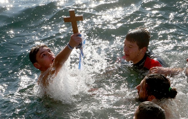 13χονος ανέσυρε τον Τίμιο Σταυρό στα παγωμένα νερά της Θεσσαλονίκης