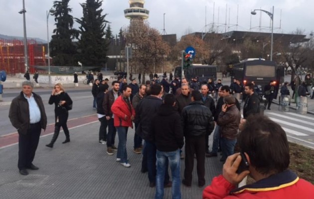 Αστυνομικοί μπλόκαραν εργαζόμενους της ΕΒΖ πριν κράξουν το Σαμαρά