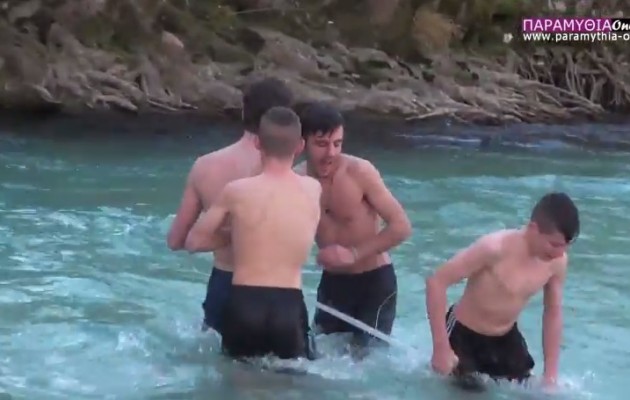 Βούτηξαν στον παγωμένο Αχέροντα και έπαιζαν κλαρίνα (βίντεο)