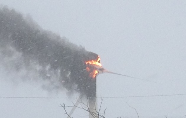 Ανεμογεννήτρια στις φλόγες στην Άνδρο (φωτογραφίες)