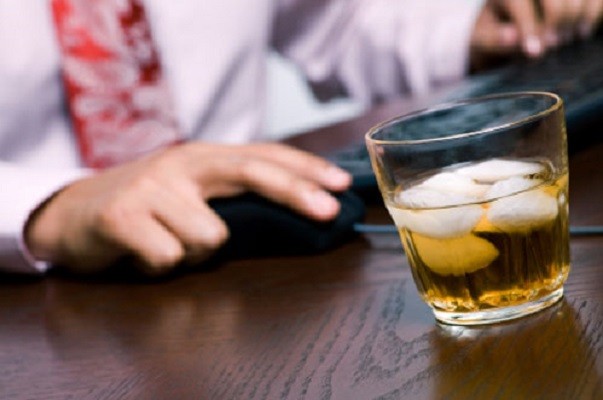 Περισσότερο αλκοόλ πίνουν όσοι εργάζονται πολλές ώρες