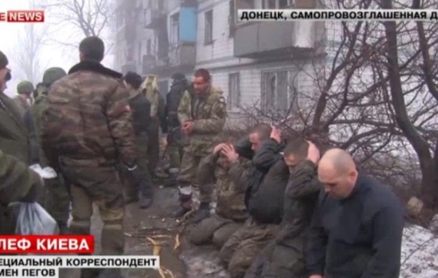Οι Ρώσοι αντάρτες δείχνουν Ουκρανούς αιχμαλώτους στα γόνατα (βίντεο)