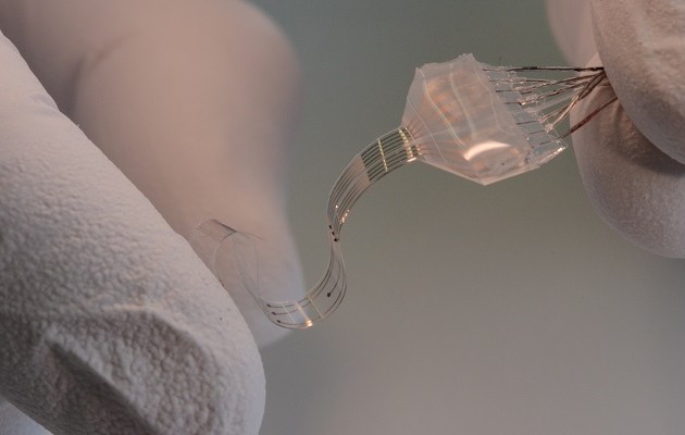 Ηλεκτρονικό εμφύτευμα δίνει ελπίδα σε παράλυτους