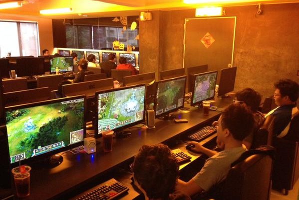 Πέθανε μετά από τριήμερη κραιπάλη σε ίντερνετ καφέ