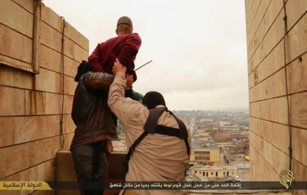 Το Ισλαμικό Κράτος πέταξε ομοφυλόφιλους από ταράτσα (σκληρές φωτογραφίες)