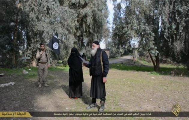 Το Ισλαμικό Κράτος εκτέλεσε γυναίκα με λιθοβολισμό (σκληρές φωτογραφίες)