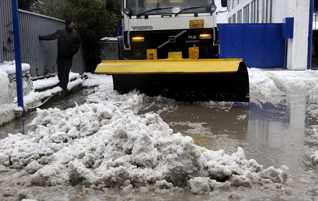 Παραμένουν τα προβλήματα κυκλοφορίας από τη χιονόπτωση στην Αττική