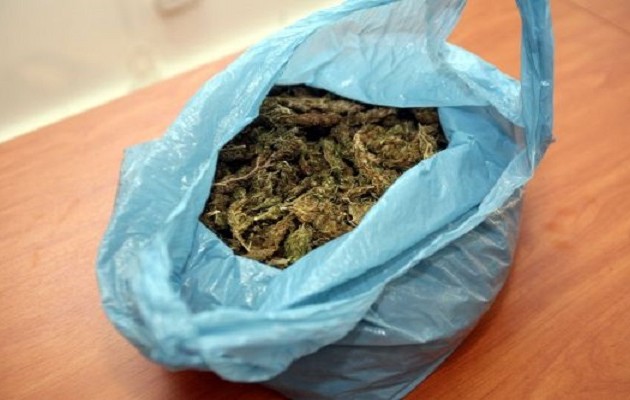 Πέταξε δύο σάκους με 11 κιλά κάνναβη