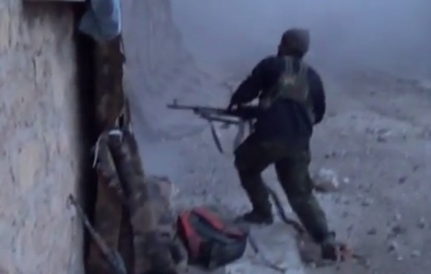 Κούρδος “Ράμπο” με οπλοπολυβόλο θερίζει τζιχαντιστές στην Κομπάνι (βίντεο)