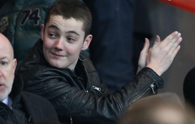 Ο υιός Σαρκοζί καλεί τους Γάλλους να κυνηγήσουν με τα όπλα τους τζιχαντιστές