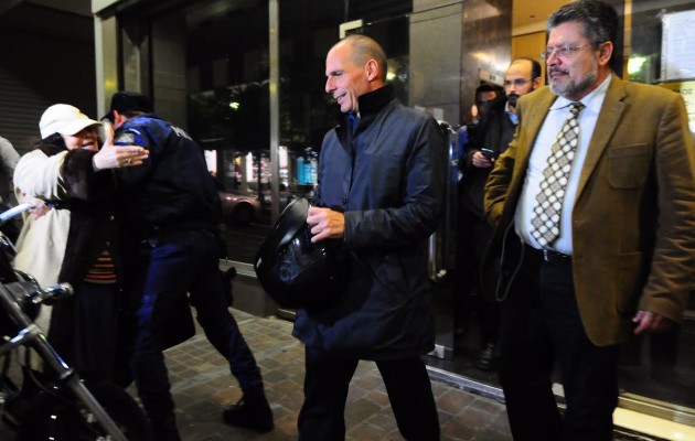 Η Ελένη Λουκά αποθέωσε τον Γιάνη Βαρουφάκη έξω από το Υπουργείο