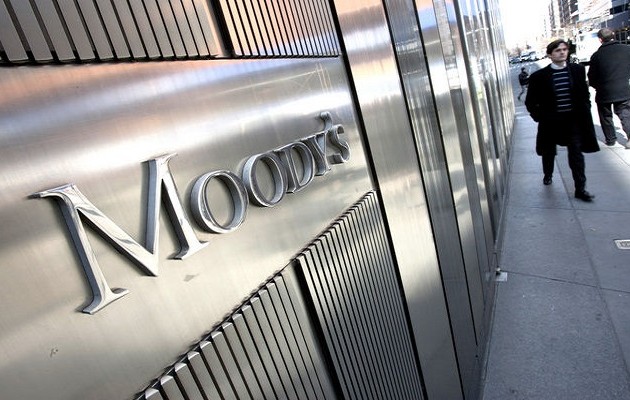 Ο οίκος Moody’s υποβάθμισε την προοπτική των ελληνικών τραπεζών