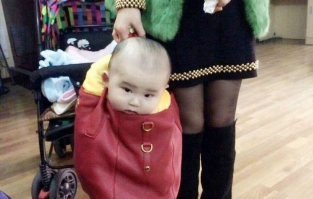 Έβαλε το μωρό στην τσάντα και την έκραξαν… παγκοσμίως!