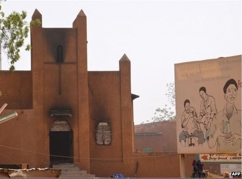 Μουσουλμάνοι καίνε εκκλησίες στον Νίγηρα ουρλιάζοντας “Αλλάχ Ακμπάρ”