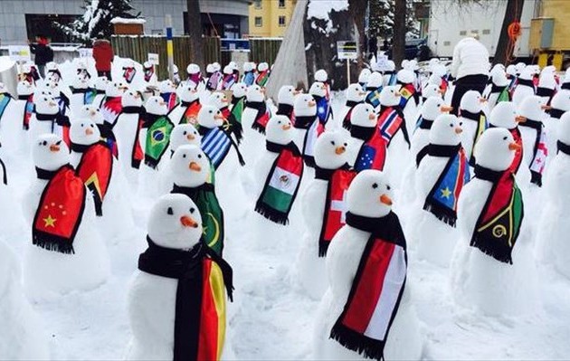 Νταβός: 193 χιονάνθρωποι διαμαρτυρίας για τη φτώχεια