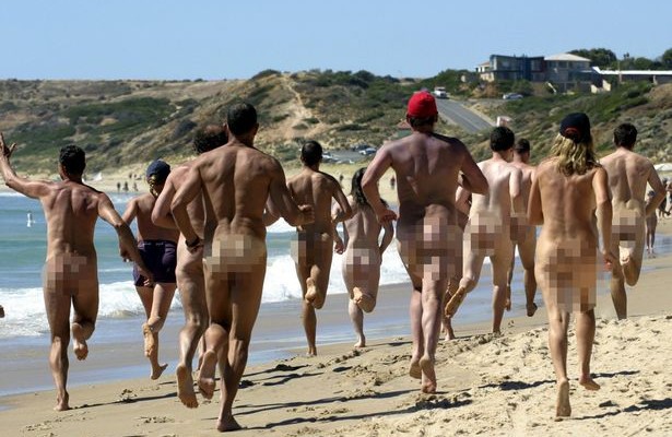 Γυμνιστές “τσάκωσαν” ματάκια με κάμερα σε παραλία