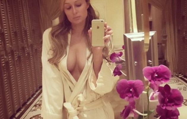 Η Πάρις Χίλτον ποζάρει με… βαθύ ντεκολτέ στο μπουρνούζι!