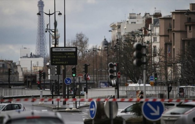 Ένοπλος με καλάσνικοφ κρατά ομήρους στο Παρίσι