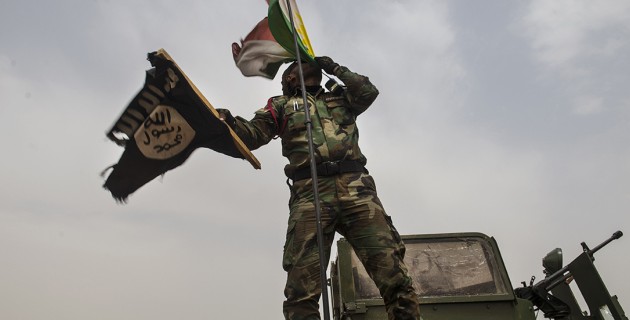Σημαίες του Κουρδιστάν υψώθηκαν στην κατεχόμενη από το Ισλαμικό Κράτος Μοσούλη
