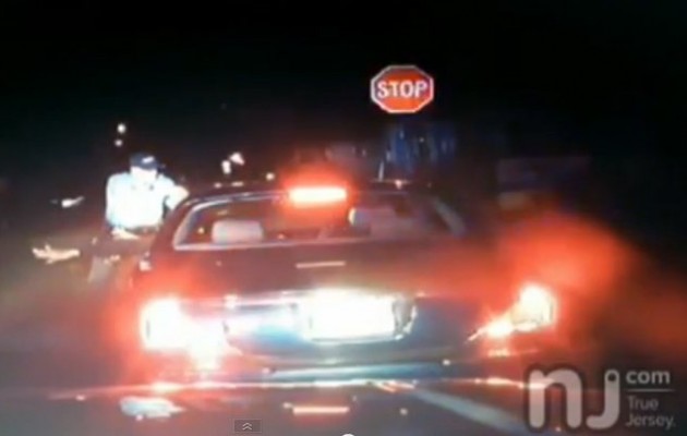 Αστυνομικοί πυροβολούν εν ψυχρώ αφροαμερικανό με τα χέρια ψηλά (βίντεο)