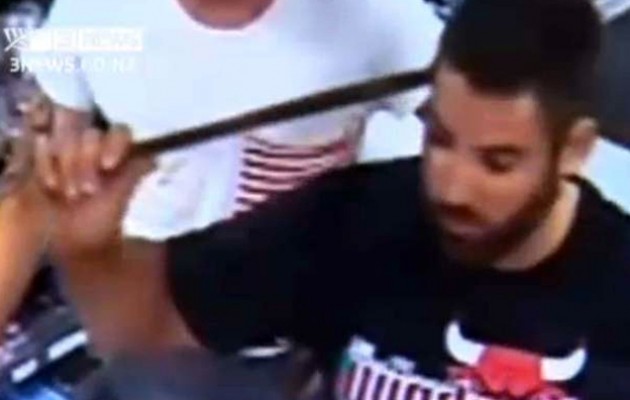 Κυκλοφορούσε με μια σιδερένια ράβδο στο κεφάλι του (φωτο + βίντεο)